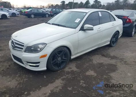 2012 Mercedes-Benz C 300 Sport 4Matic z USA, uszkodzony, nr VIN WDDGF8BB4CR213470